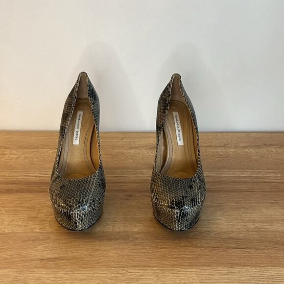 Diane Von Furstenberg Renee Snakeskin Platform Pumps Heels Size 8 Gray Black - Picture 3 of 7
